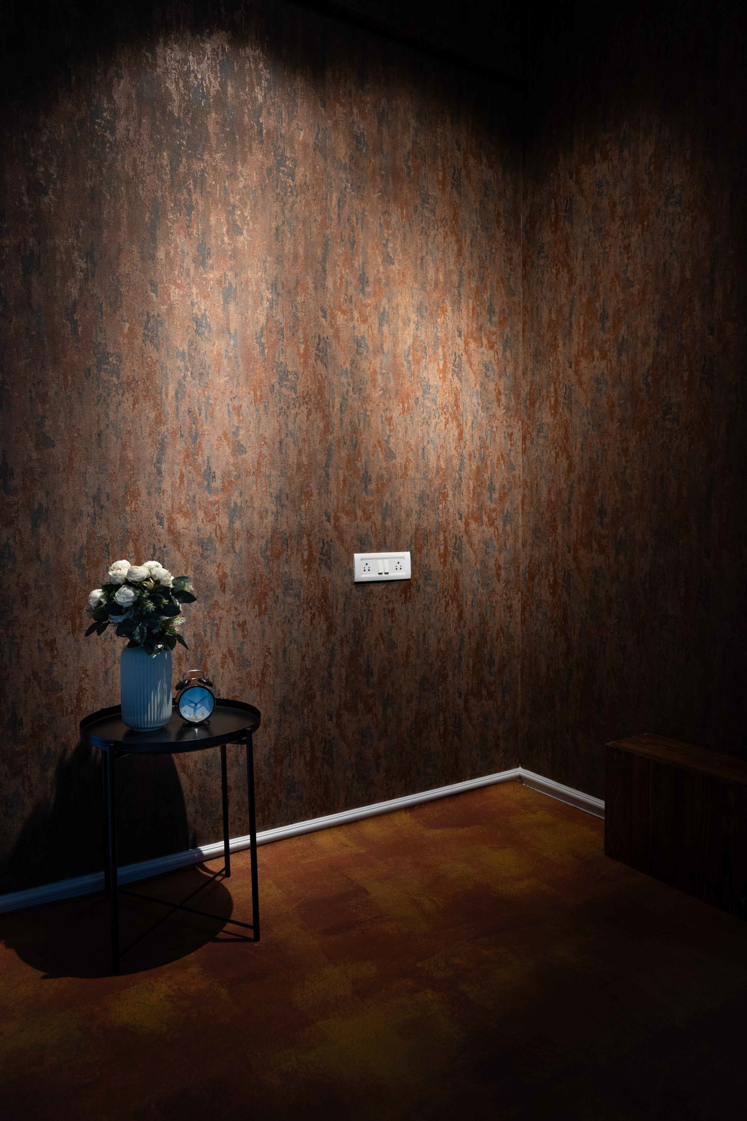 Corner set with sculpted wall details and controlled light